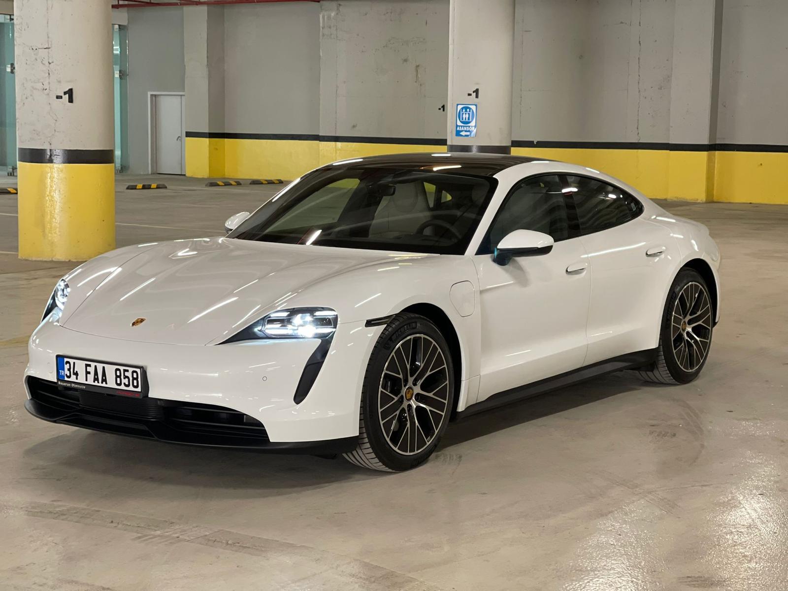 Gücün Zirvesi: Porsche Taycan Kiralama Deneyimi