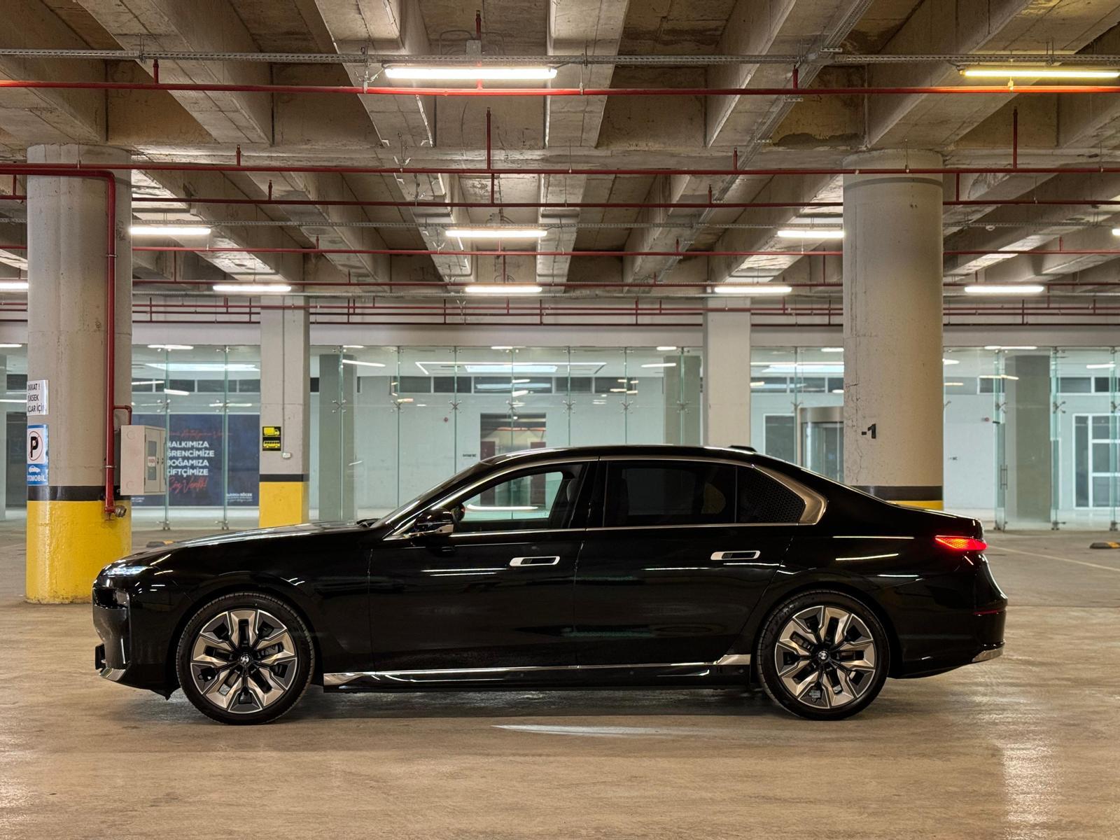 BMW i7: Geleceğin Elektrikli Lüks Sedanı