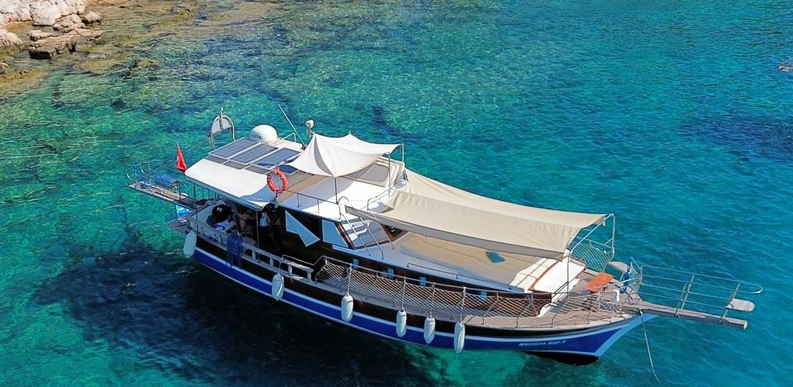 Kaş’ta Günlük Tekne Turu ile Gizli Koyları Keşfedin